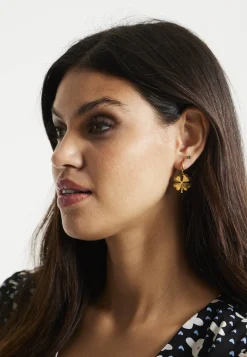 Liquorish Lucky Clover Earrings In Gold