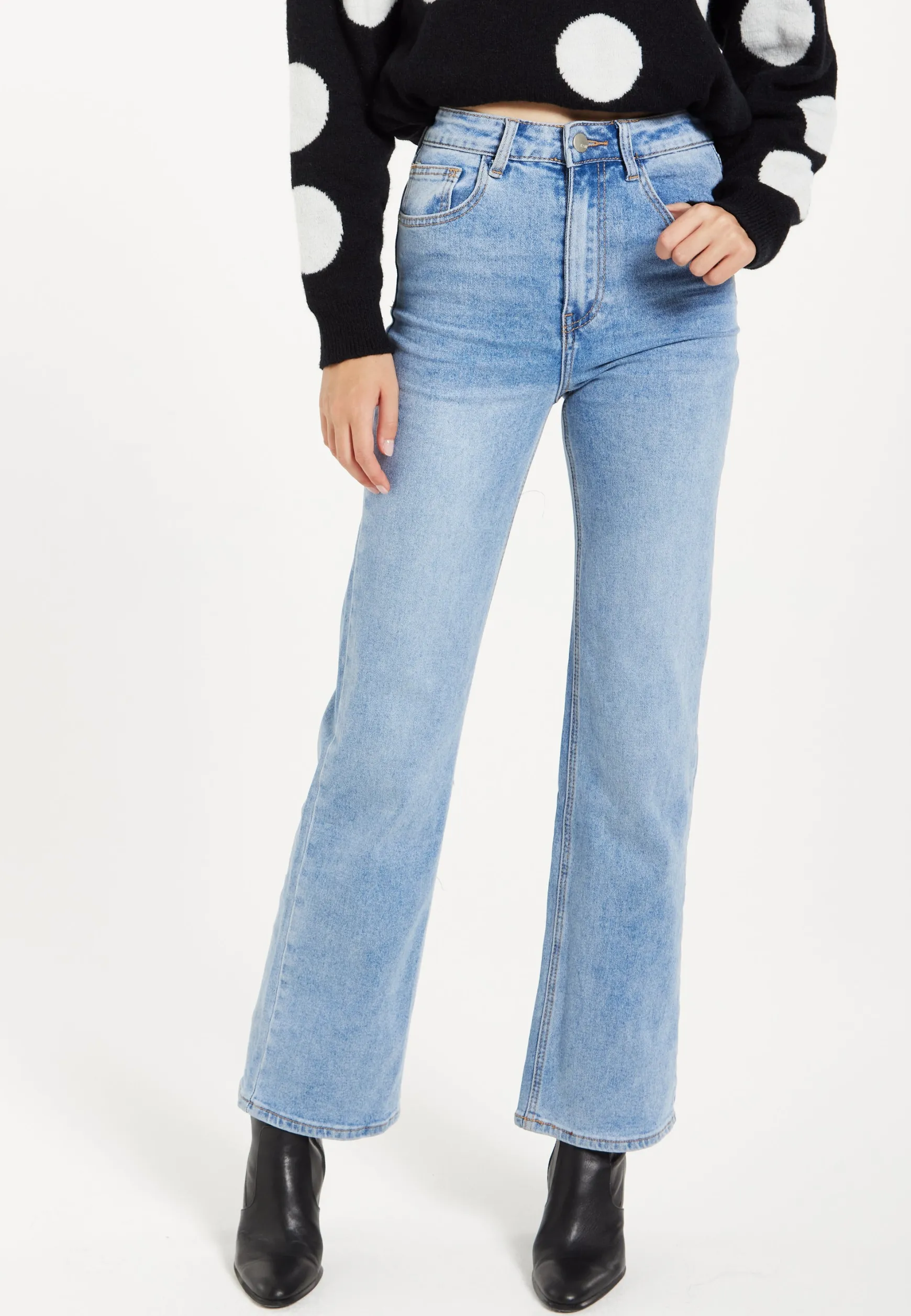 Women's High-Waisted Jean in Light Blue - Timeless Straight-Leg Fit with Vintage-Inspired Silhouette