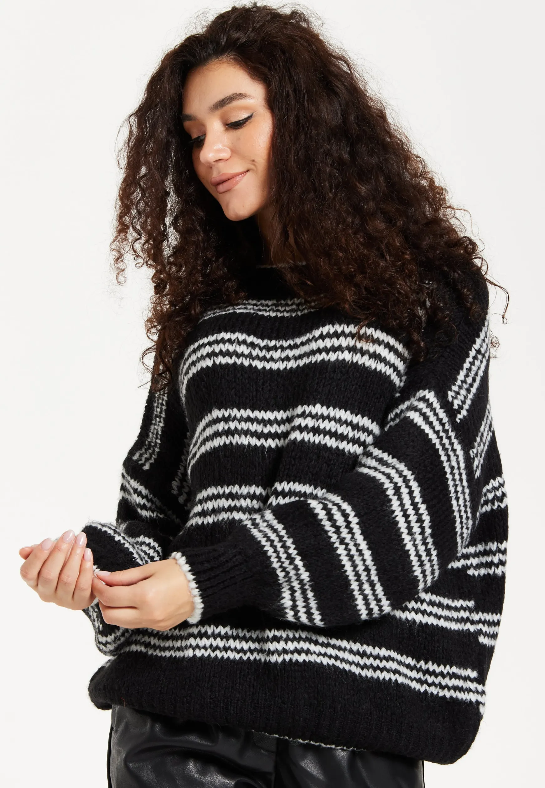 Women's Jumper - Oversized Black and White Striped Knit Sweater with Long Sleeves, Super Soft Comfort and Chic Style