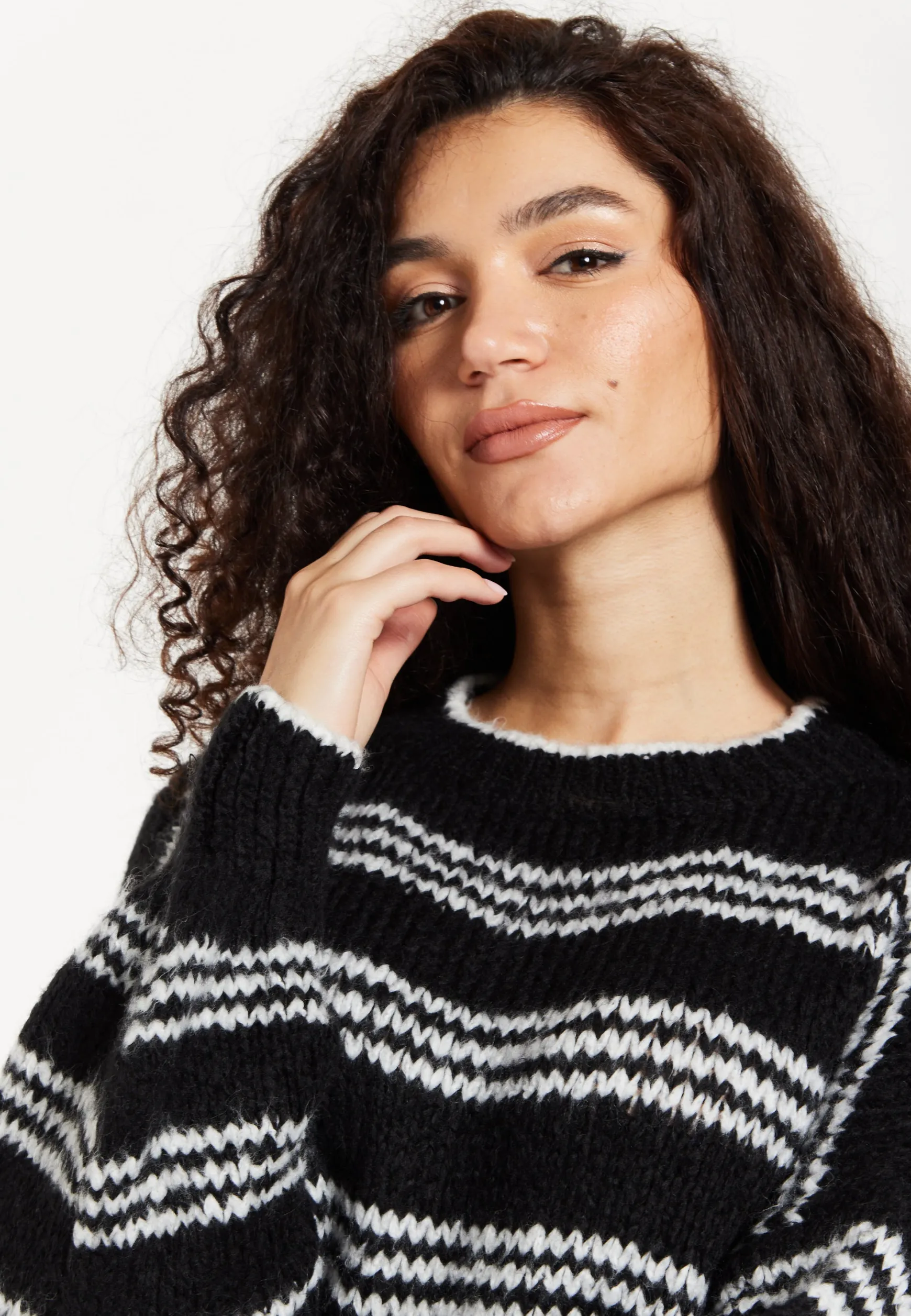 Women's Jumper - Oversized Black and White Striped Knit Sweater with Long Sleeves, Super Soft Comfort and Chic Style