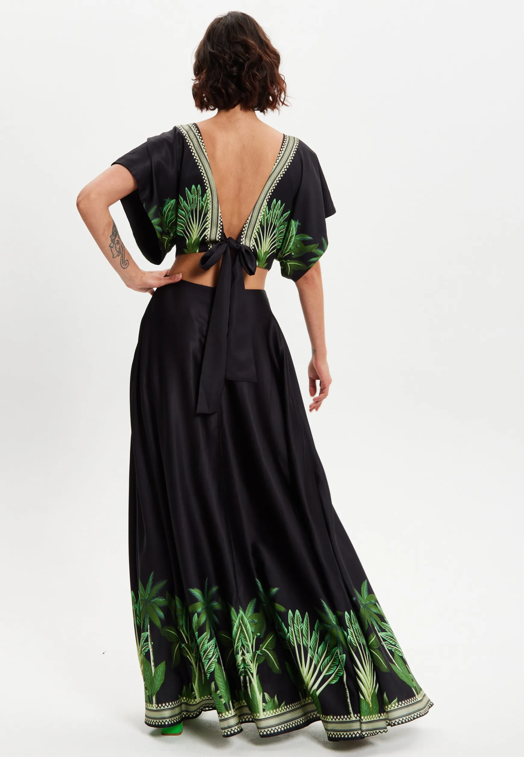 Women's Maxi Dress with Leaf Print, V-Neck, A-Line Fit, Back Detail, Sleeveless - Elegant Style by Liquorish