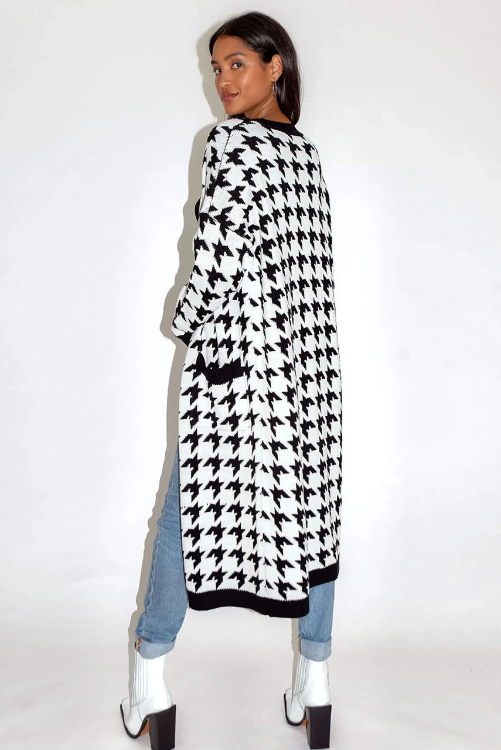 Women's Maxi Long Cardigan with Pockets in Black and White Houndstooth Pattern - Stylish Open Front by Liquorish