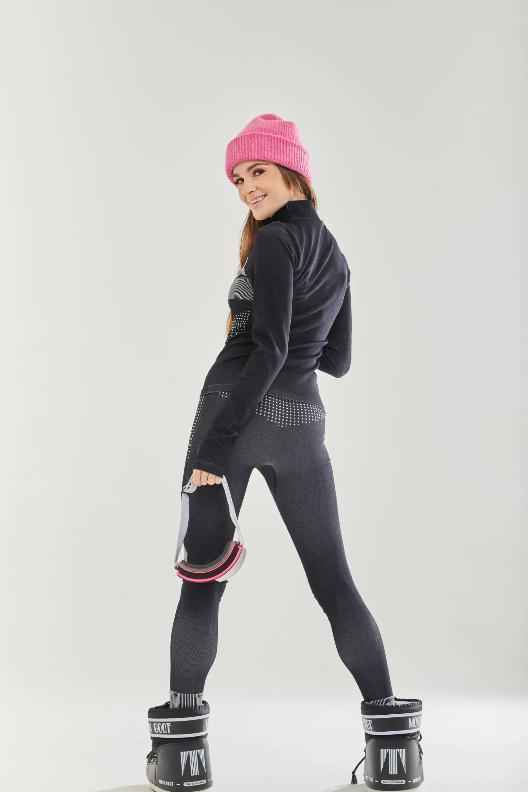 Women's Ski Base Layer Seamless Tights in Black with Full-Length Design and Sporty Style