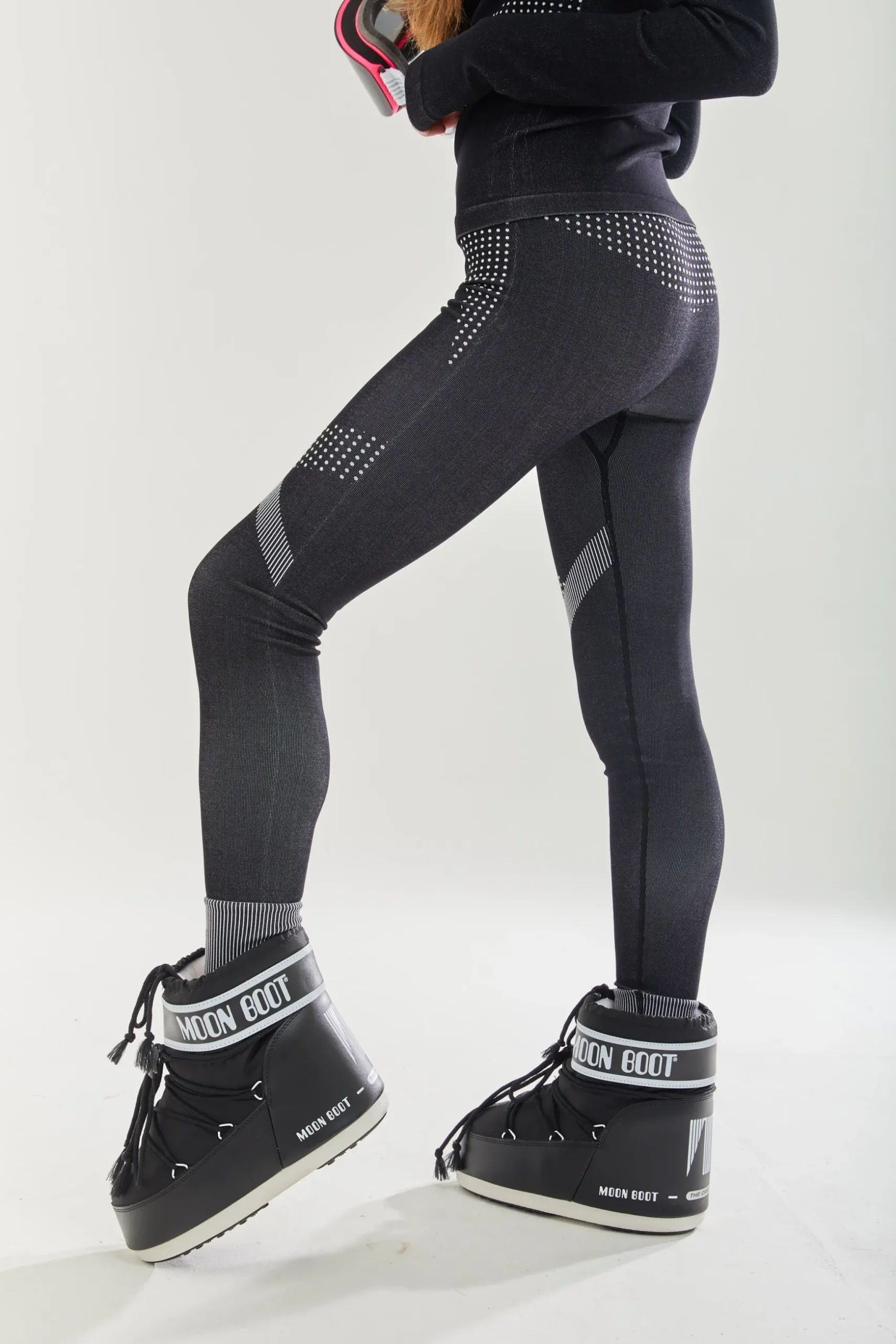 Women's Ski Base Layer Seamless Tights in Black with Full-Length Design and Sporty Style
